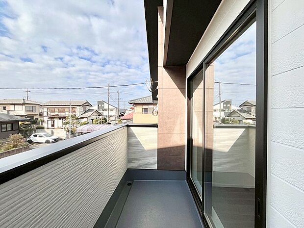 ゆったりバルコニーだから沢山お洗濯ものを干せます。　