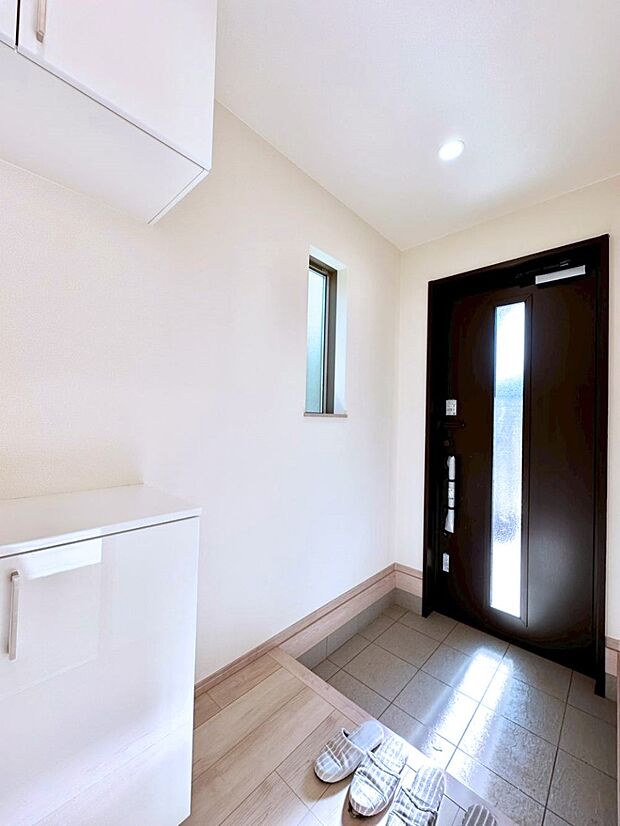 明るい玄関はお客様をお出迎えするのにぴったりです！ 