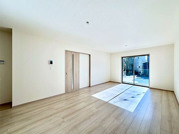 明るい陽光が注ぎ、寛ぎの雰囲気に満たされるリビング・ダイニング。 