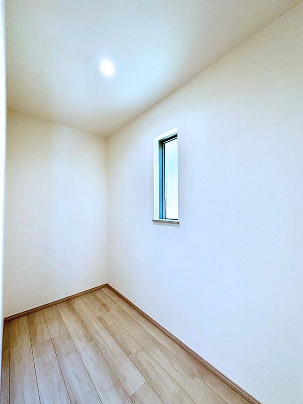 キッチン横の収納はパントリーとしても利用できます