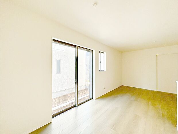 大きな窓からたっぷりの陽光と風を感じられるリビング