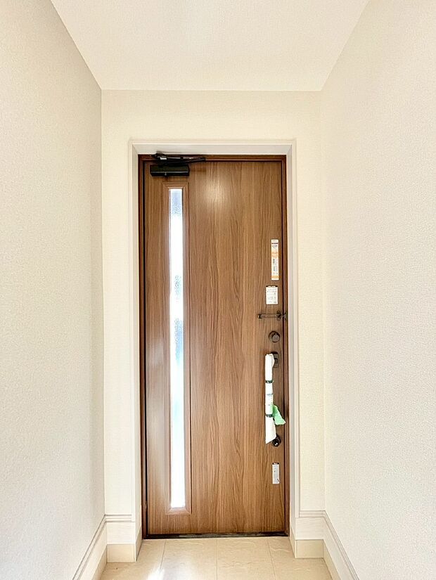 ガラススリットの入った玄関ドアが室内に光を届けてくれます