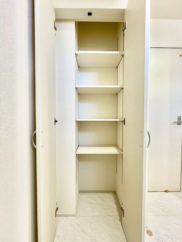 物が多く集まりがちなランドリースペースにうれしい可動棚収納！