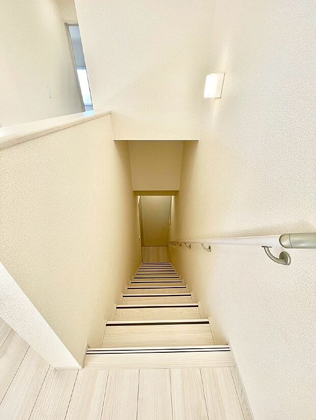 階段は手すり付きなので小さなお子さまやご高齢の方も安心です