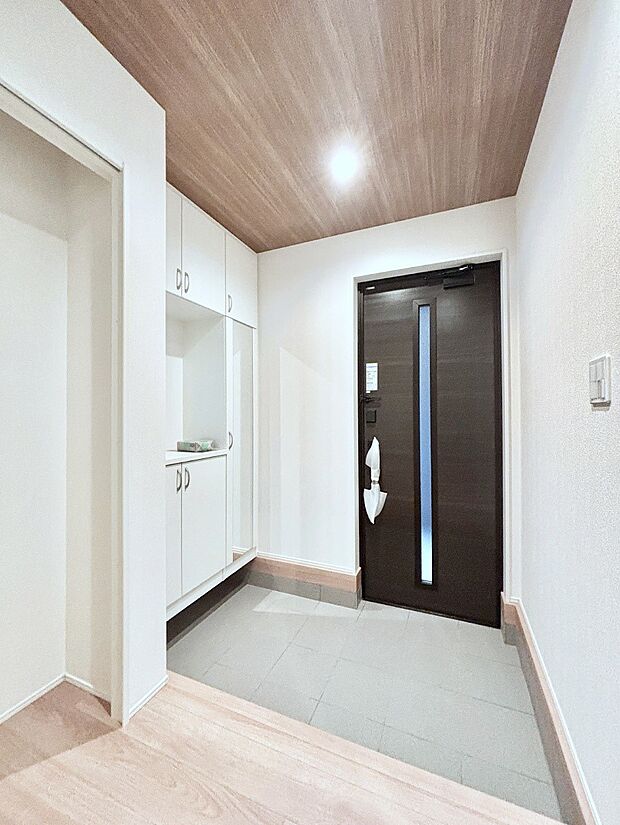 明るい玄関はお客様をお出迎えするのにぴったりです！ 