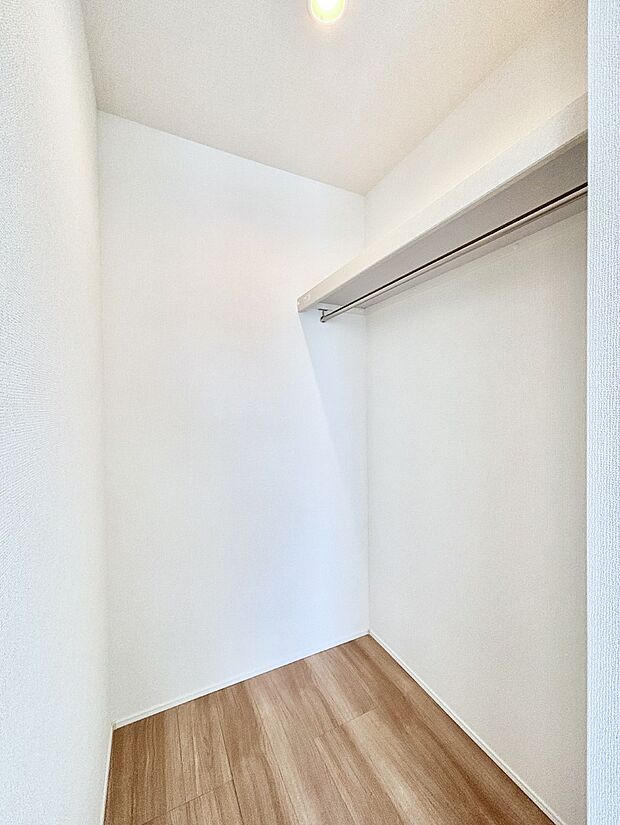 ウォークインクローゼット付きで生活空間を広く利用できます。