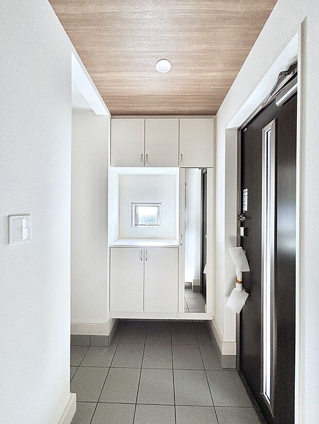 飾り棚を利用して、お越しいただくお客様をおもてなしできます。