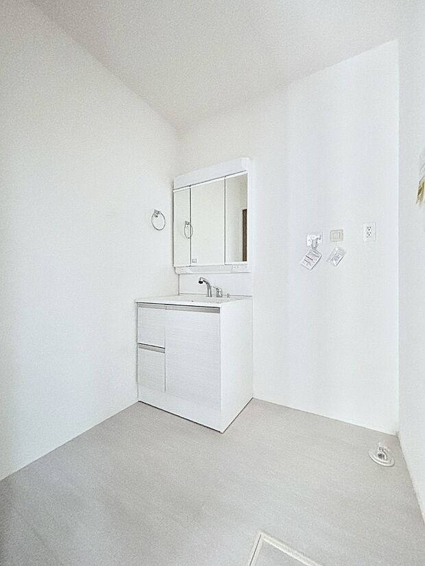 清潔感のある快適空間です。毎日の身支度も気持ち良くお使い頂けます。 