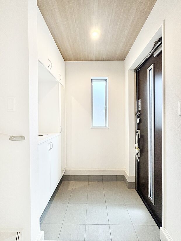 明るい玄関はお客様をお出迎えするのにぴったりです！ 