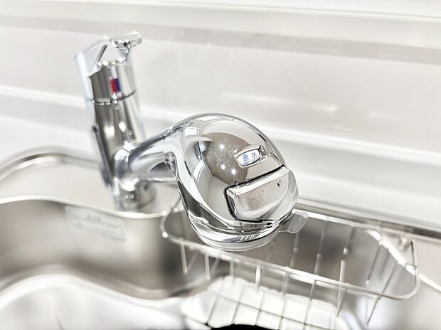 いつでも清潔なおいしいお水を。一つの水栓で水道水と浄水を使い分け。