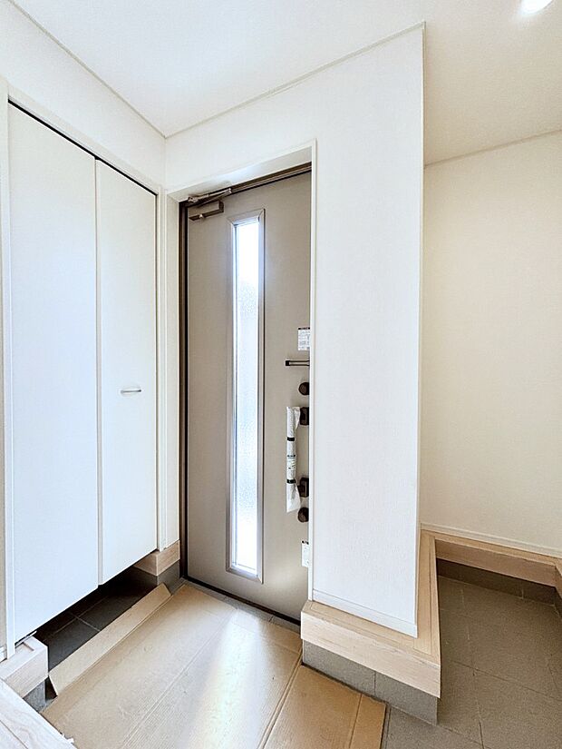 明るい玄関はお客様をお出迎えするのにぴったりです！ 
