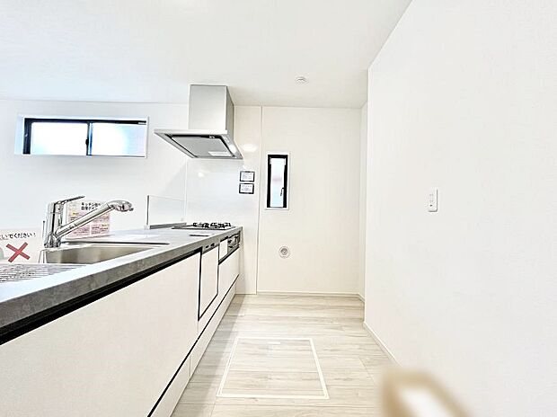 爽やかな風が通り抜けるキッチン。窓があるので明るく換気にも役立ちます。