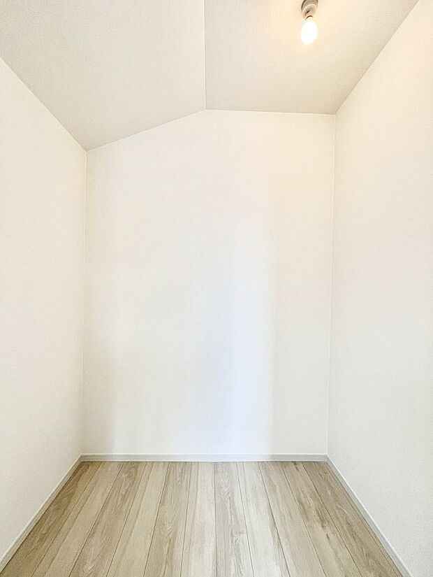 ウォークインクローゼット付きで生活空間を広く利用できます。