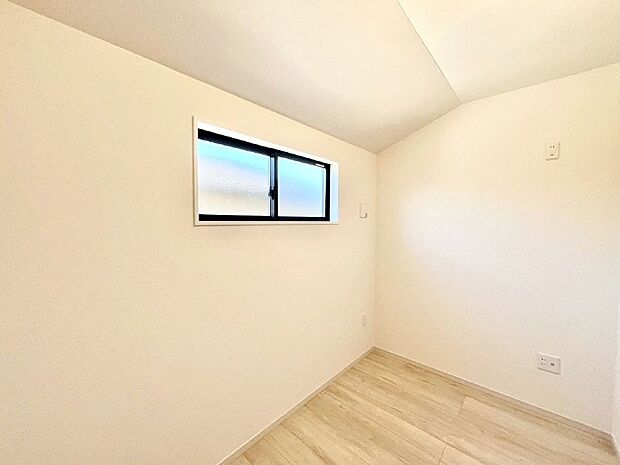 窓からのやさしい光が心地よいプライベートルーム