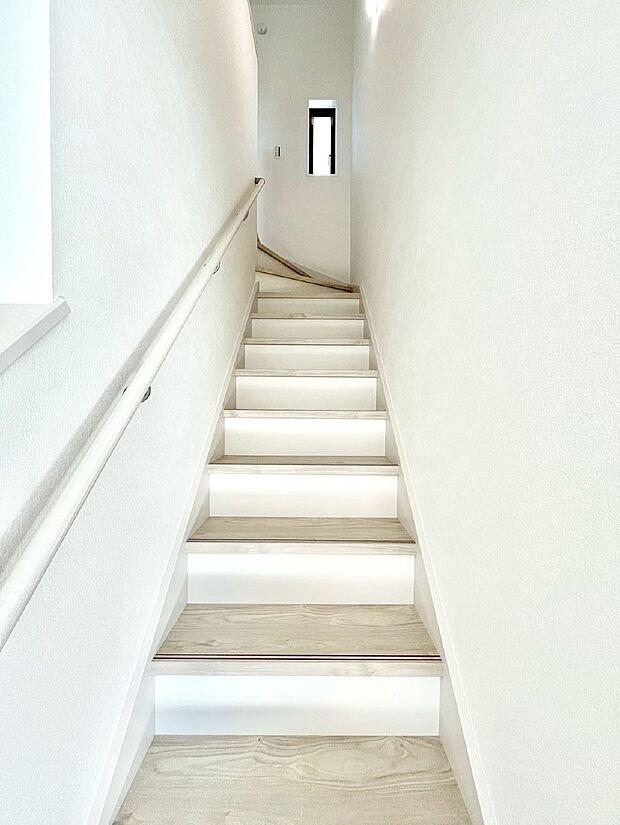 階段は手すり付きなので小さなお子さまやご高齢の方も安心です