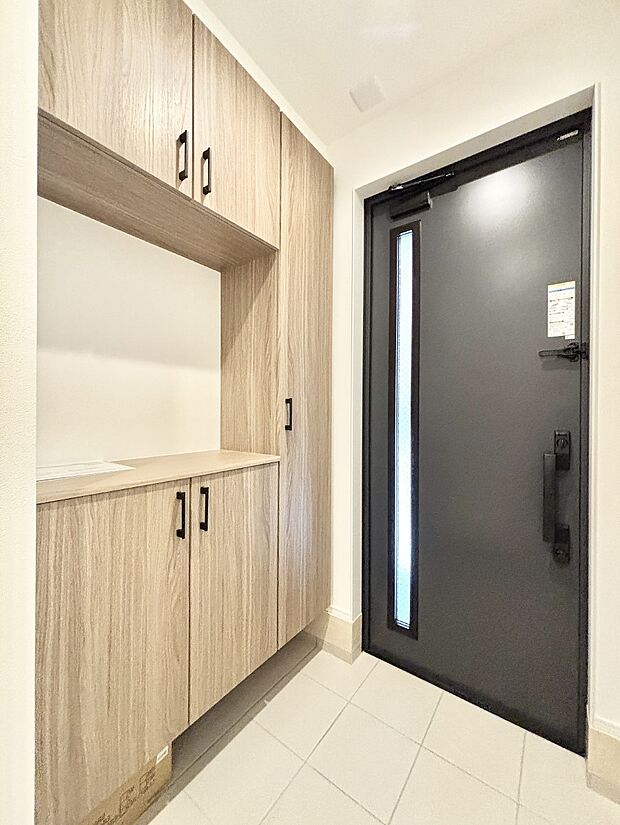 ガラススリットの入った玄関ドアが室内に光を届けてくれます