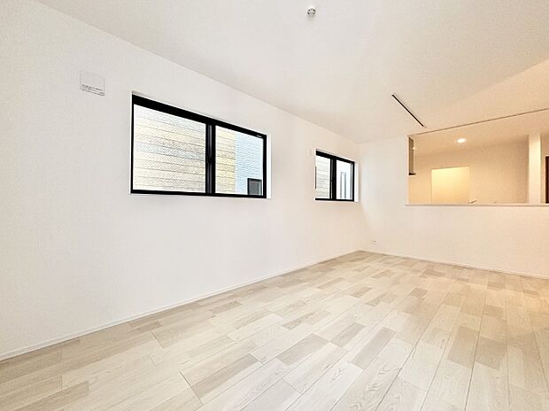 ご家族の賑やかな話し声で包まれる明るいリビング