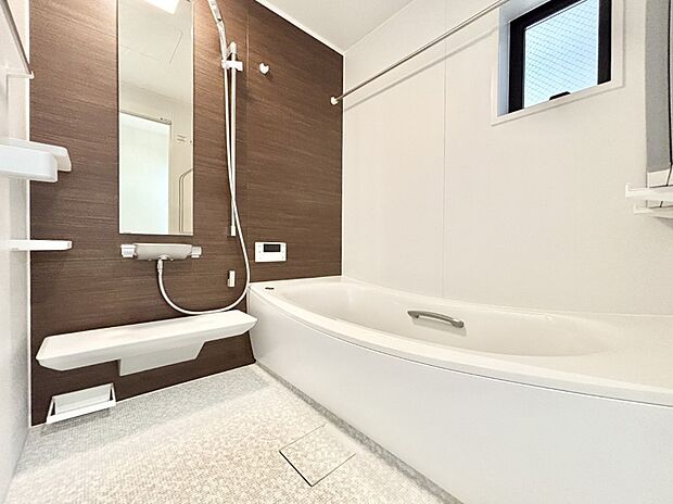 一日の疲れを癒してくれる明るい清潔感のあるバスルーム