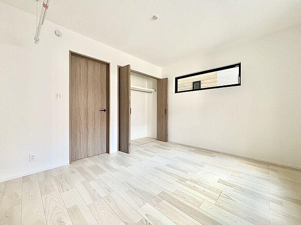 やさしい光がさしこむ居室はしっかり収納付き