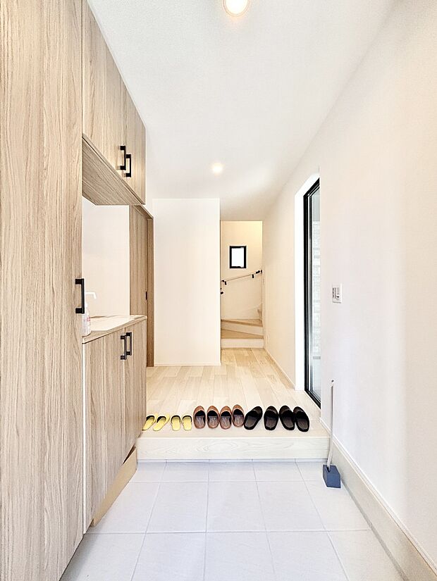 家族の帰宅やお客様をあたたかく迎える玄関    