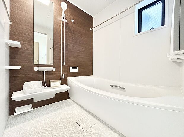 一日の疲れを癒してくれる明るい清潔感のあるバスルーム