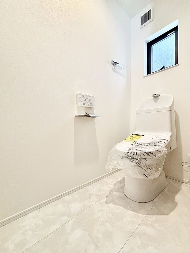 明るく清潔感のあるトイレです。