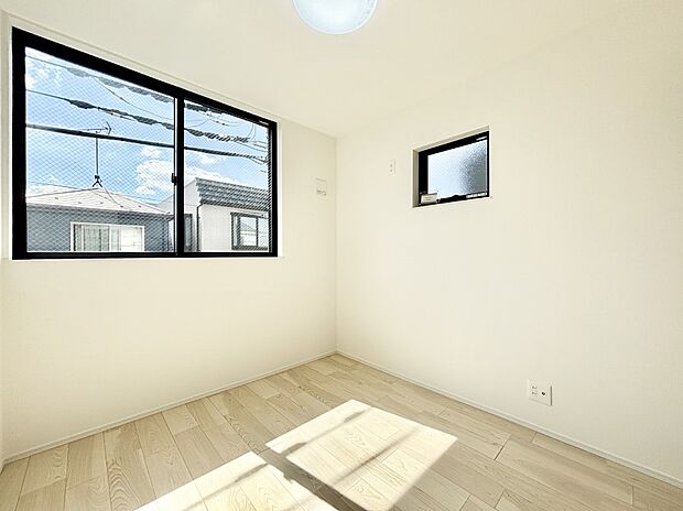 窓からのやさしい光が心地よいプライベートルーム  