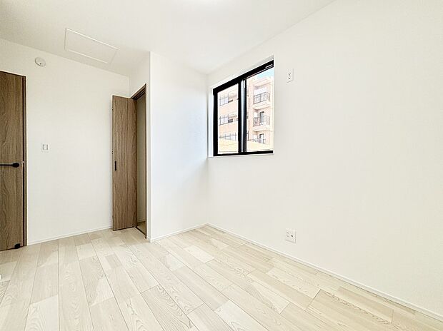 やさしい光がさしこむ居室はしっかり収納付き