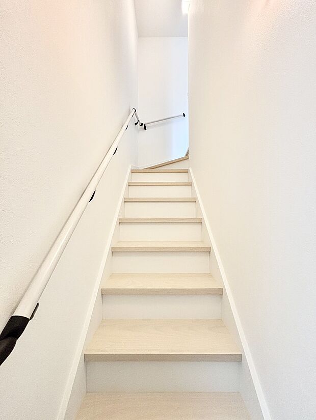 安全性を考慮し階段には手すりを設置しています