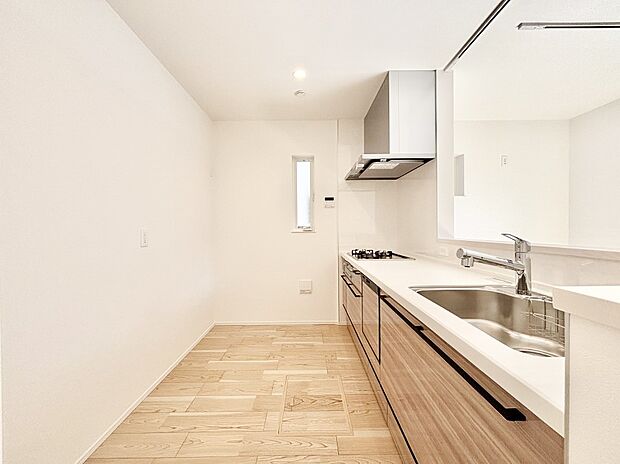 爽やかな風が通り抜けるキッチン。窓があるので明るく換気にも役立ちます。  