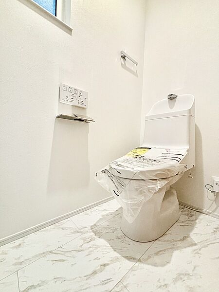 明るく清潔感のあるトイレです。