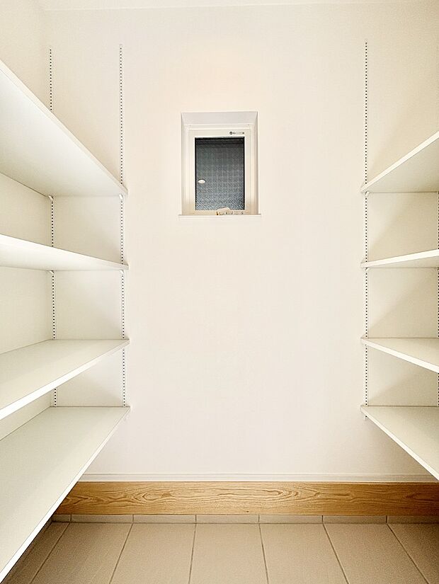 シューズインクローゼット付き!雨具やベビーカーも置けます。