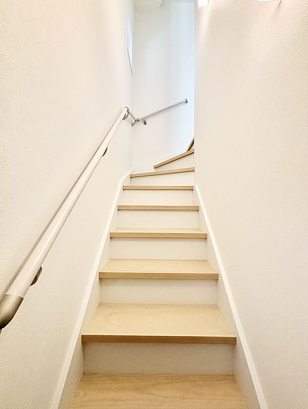 安全性を考慮し階段には手すりを設置しています  