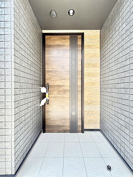 玄関前は雨が降っても濡れにくい屋根付き