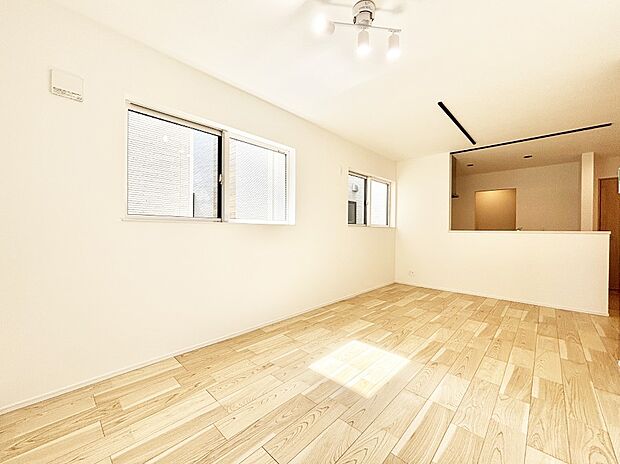 ご家族の賑やかな話し声で包まれる明るいリビング