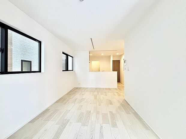 ご家族の賑やかな話し声で包まれる明るいリビング