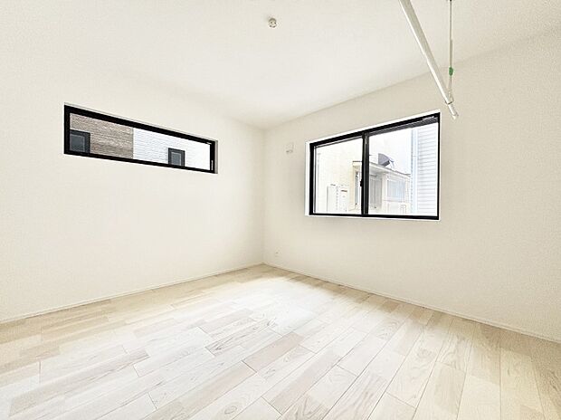 やさしい光がさしこむ居室はしっかり収納付き