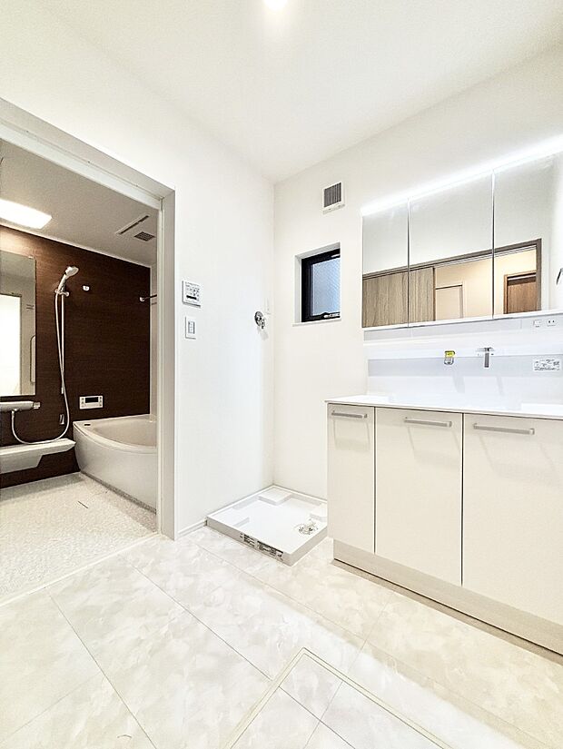 清潔感ある洗面化粧室で朝の身支度も快適