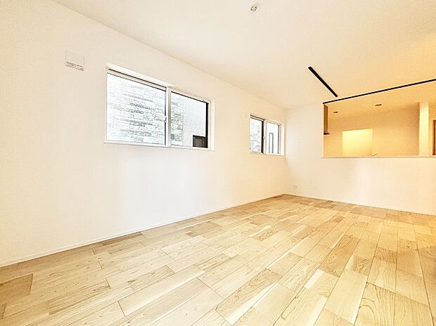 ご家族の賑やかな話し声で包まれる明るいリビング