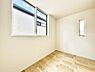 室内：爽やかな日差しがお部屋全体を優しく包み込んでくれます