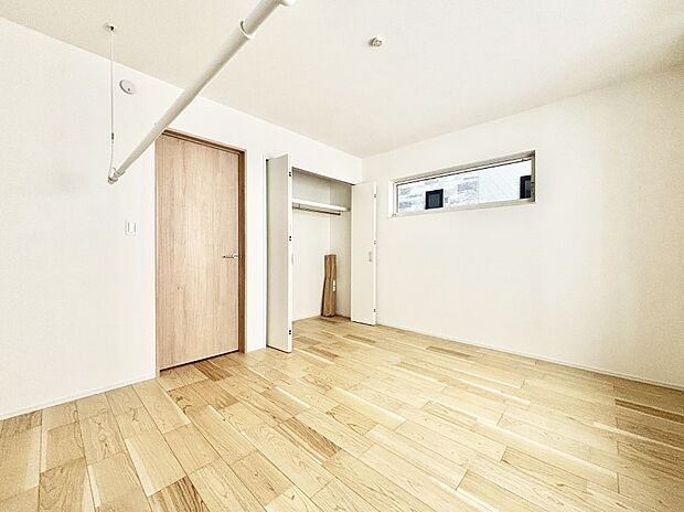 やさしい光がさしこむ居室はしっかり収納付き