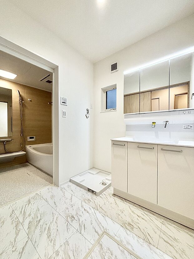 清潔感ある洗面化粧室で朝の身支度も快適