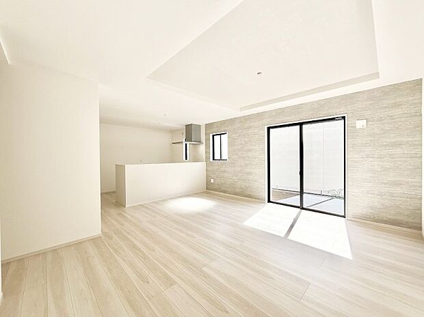 大きな窓からたっぷりの陽光と風を感じられるリビング