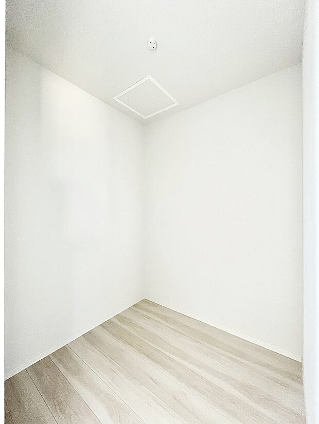 ウォークインクローゼットの活用で生活空間スッキリ