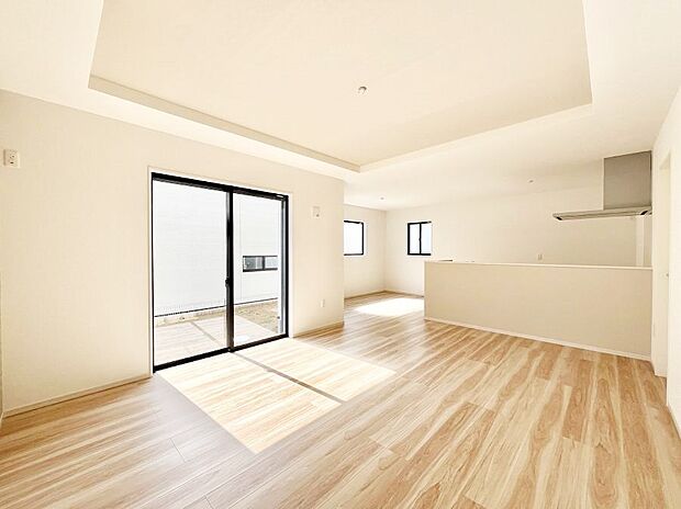 ご家族の賑やかな話し声で包まれる明るいリビング