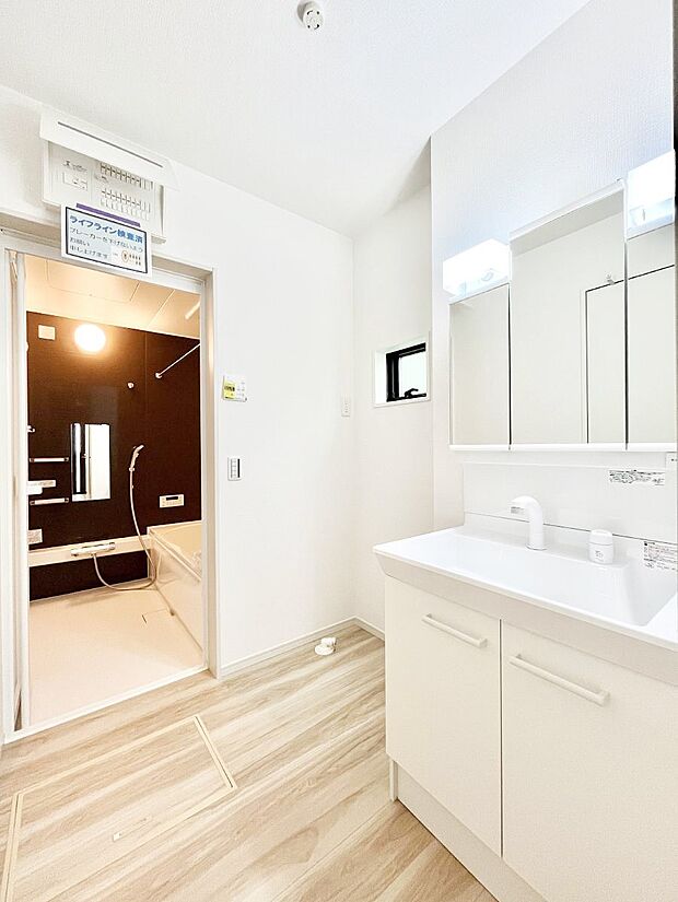 清潔感ある洗面化粧室で朝の身支度も快適