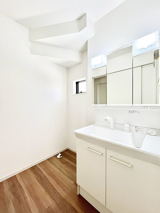 清潔感ある洗面化粧室で朝の身支度も快適