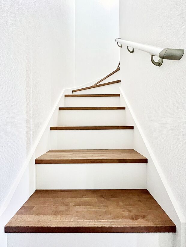 階段は手すり付きなので小さなお子さまやご高齢の方も安心です