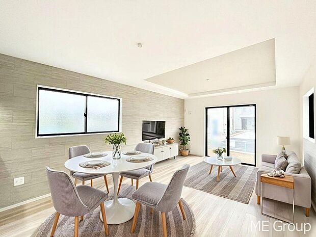 ご家族の賑やかな話し声で包まれる明るいリビング  ※家具はCGです