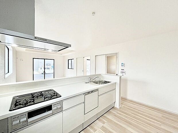 カウンター越しに楽しいおしゃべり。いつものお料理がもっと美味しくなりそうですね。